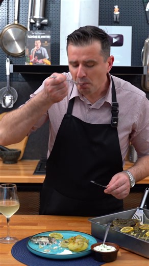 🐟 Calcan pe pat de legume, la cuptor. Un pește fin, gătit simplu, așezat peste cartofi și ceapă, cu usturoi întreg, cimbru lămâios și ulei de măsline cât trebuie 🍋🌿 Tu l-ai servi alături de un pahar de vin alb 🍷 sau cu pâine proaspătă, direct din tavă? 😌 | Șef Paul Constantin