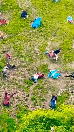 Gloucester Coopers Hill cheese rolling men’s downhill race 2025