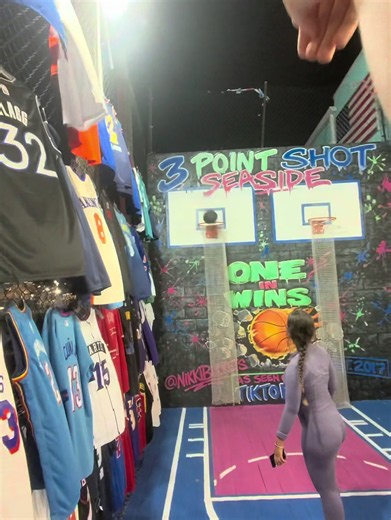 Nikki Buckets (@nikkibuckets)’s video of How To Make A Shirt Tighter