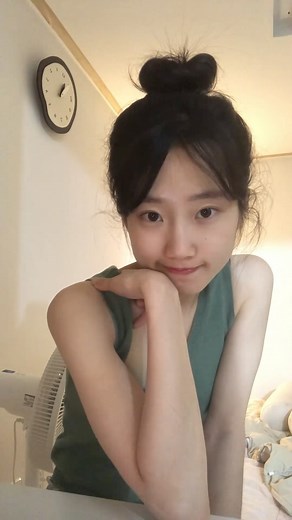 박세빈 on Instagram: "자기전에 앞머리 컷팅식 💇🏻 . . . #릴스 #데일리룩 #오오티디 #패션계정 #아웃핏 #스타일 #헤어 #reels #fashion #dailylook #outfit #ootd #hair"