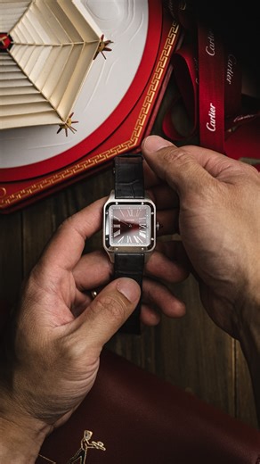 Watch Studies by Verne Ho on Instagram: "Celebrations with Cartier hit different 🥮 Cartier continues to outdo itself with what I can only describe as delightful tokens of celebration (swag just doesn’t capture the artfulness and intentionality behind these gifts). This one, a very creative play on a lantern, celebrates the Mid-Autumn Festival, an occasion marked by the year’s fullest moon, delicious treats (called mooncakes), and time spent with loved ones. On the wrist is the Cartier Santos Du