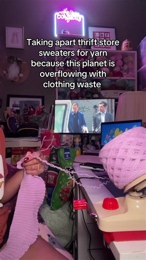 Reduce, reuse, recycle ♻️ #upcycle #upcycling #diy #yarn #recycle