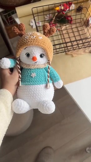 60 reactions · 22 comments |  Je kleindochter opent het cadeautje… en Olaf glimlacht haar al toe. Haak deze winter iets dat blijvend is. 臨 Liefdevol ontwerp met duidelijke instructies  Videobegeleiding – stressvrij haken  Directe download & ondersteuning inbegrepen  4-in-1 compleet pakket – alles in één PDF  Haak vandaag jouw kerstwonder  https://crochic-patterns.com/nl/products/sneeuwpop-haakpatroon-met-muts-sjaal-accessoires | Crochic Pattern | Facebook