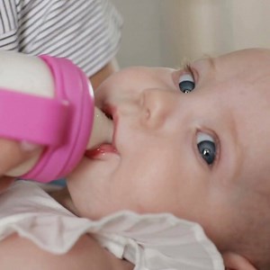 283 reactions · 19 shares | Tu cu ce apă îi prepari formula bebelușului tău? Specialiștii pediatri recomandă o apă cu un conținut redus de minerale (sub 120 ml/l) și de sodiu (sub 20 mg/l). Alege Aquatique, ce are 0,93 mg/l sodiu, o apă ideală pentru bebeluși și recomandată pentru întreaga familie! #AquatiquePentruCelMic | Aquatique | Facebook