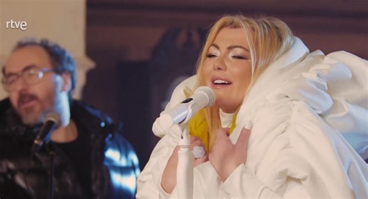 La música fue la protagonista de la Nochevieja de RTVE. Tras los sketchs de José Mota y su Juego del Camelar, la pública emitió La casa de la música, un especial que dio el pistoletazo de salida al 2026, el año del 70 aniversario de TVE. La Corporación puso toda la carne en el asador con un espectacular despliegue audiovisual. Se hizo un recorrido por diferentes rincones emblemáticos de nuestro país con actuaciones de un empaque sublime. El programa empezaba desde lo alto del Pirulí con Rosalio