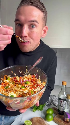 Asiatisk Vitkålssallad – Färgglad och Smakrik!