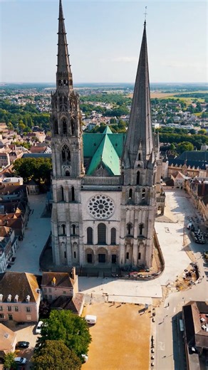 👉🏼 Esta catedral, iniciada en 1194, marcó un hito y desarrolló una fase de plenitud en el dominio de la técnica y el estilo gótico, y estableció un equilibrio entre ambos. Es sumamente influyente en muchas construcciones posteriores que se basaron en su estilo y sus numerosas innovaciones, como las catedrales de Reims y de Amiens, a las que sirvió de modelo directo. 👉🏼👉🏼 l edificio es de planta cruciforme con el cuerpo principal de 28 metros, organizado en tres naves. La cabecera, situada 