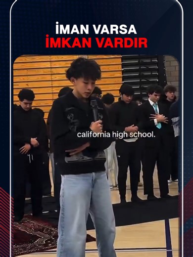 İMAN VARSA İMKAN VARDIR ABD’nin Kalifornia eyaletindeki bir lisede eğitim gören Müslüman öğrenciler, okulda mescit bulunmamasına rağmen ibadetlerinden vazgeçmedi. Öğrenciler, her hafta kendi imkanlarıyla okulun spor salonunu namaz alanına dönüştürerek cuma namazlarını cemaatle kılıyor.