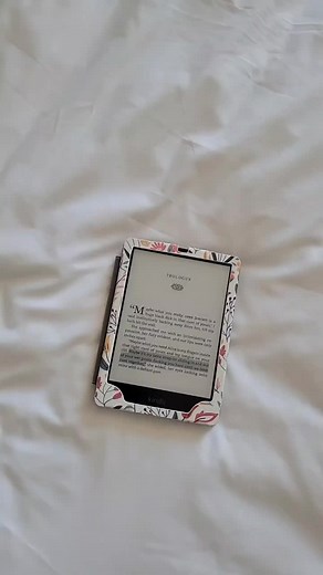 Cc: sapphic_book_club ~on instagram #crossingthelinetracycress #foryoupage❤️❤️ #booktok