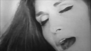 Nel 1967 #Dalida incide “À qui”, versione francese di “Hurt”, una canzone statunitense scritta da Al Jacobs e Jimmie Crane e pubblicata per la prima volta da Roy Hamilton nel novembre del 1954, che la fece diventare una hit da 8º posto della Billboard R&B. Successivamente fu rilanciata con successo nel 1960 dalla cantante italo-americana Timi Yuro, e nuovamente reinterpretata dal quintetto vocale The Manhattans nel 1975, nonché da Elvis Presley nel 1976. La prima traduzione in italiano venne com