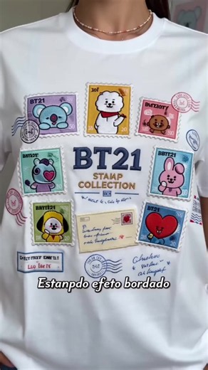 Camiseta BT21 Stamp Collection, Estampa gráfica plana com efeito visual simulado de bordado com todos os mascotes em selos postais para ARMY brasileiros! 💜#bt21 #bts #army #btsarmy #tiktokshop