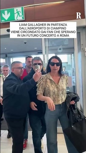 Selfie e fan per Liam Gallagher in partenza da Ciampino: è giallo sul concerto nella capitale