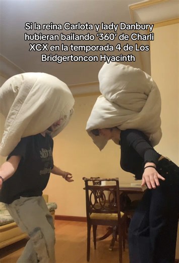 Charli XCX se ha convertido en parte de las nuevas canciones de la temporada 4 de Los Bridgerton con su canción ‘360’ en la escena de baile de Hyacinth, después de escuchar ‘DJ Got Us Fallin’ in Love’ de Usher y Pitbull, u otras como ‘Birds of a Feather’. La nueva entrega de la serie de época de Netflix cuenta la historia de amor entre Benedict Bridgerton (Luke Thompson) y Sophie Baek (Yerin Ha) y se ha estrenado en dos partes: la primera está disponible desde el 29 de enero y la segunda el 26 d