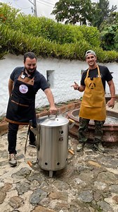 TUTORIAL URGENTE ¿CÓMO ASAR AL BARRIL SIN COMPLICARSE LA VIDA? PARTE 1 Esto está espectacular. Compárteselo a todos los amigos y amigas que tengan barril porque esto les va a servir un montón. Trucos y secretos para sacarle el mayor provecho a tu asador: desde carnes hasta colas de langosta! Serán 3 partes: Alistamiento, Inició del Asado y Disfrute! Por supuesto estamos utilizando carnes, chicharrones y mariscos de Atlantic. Las picañas son Certified Angus Beef y todo lo puedes pedir a domicilio