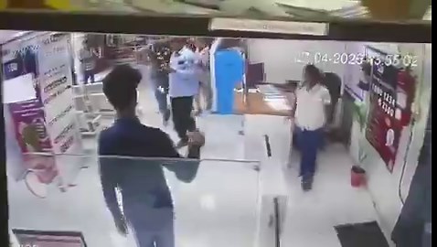 🚨 SBI Robbery in Surat: Serious ConcernA daylight robbery has been reported at a @TheOfficialSBI branch in Varachha, Surat, where armed robbers allegedly looted around ₹50 lakh after threatening staff and customers at gunpoint.Reports suggest the gang disabled the alarm system and also snatched mobile phones to block any alert response.But this is not an isolated incident.This is reportedly the third bank loot involving PSU banks in April alone.This raises a serious question:How safe are PSU ba