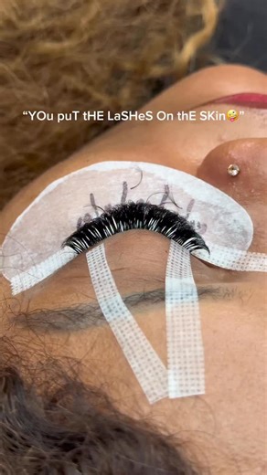 Andrea | Atlanta Master Lash Educator on Instagram: "& she’s comfortable sleeping too 🥰 All my clients get to come and relax because they know that with me they only get the BEST, not just the quality supplies BUT the quality of work! The closer that you can get to the eyelid the better but NEVER touching the skin! .5mm is the aim 😎 @billiondollarbeautyxo quality hits EVERY TIME! USING: - ULTRA GEL TAPE -SIGNATURE SILK LASH TRAYS -BOOT BAE TWEEZERS -RETENTION RICH LASH ADHESIVE & SUPER BONDER 