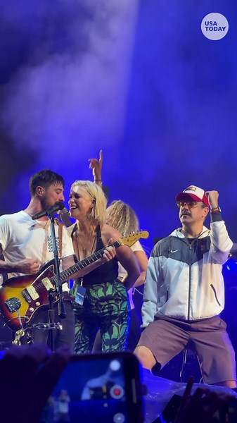 'Ted Lasso' stars join Mumford & Sons live on stage