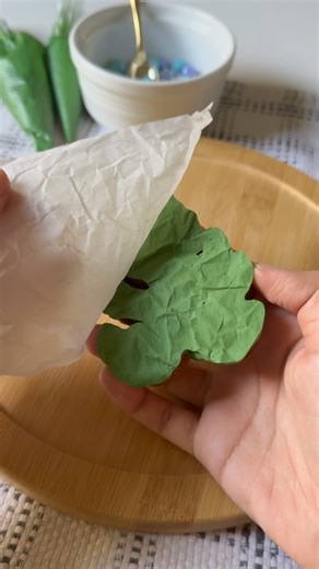 Melissa’s Sweet Tooth on Instagram: "All you need is some parchment paper to add a fun and easy texture to your decorated cookies! 🍃For this leaf sugar cookie, I flooded the base with a green royal icing and let it start to crust over for about 10 minutes. I took a small piece of parchment paper and crumpled it up then unraveled it and gently pushed it into my still wet royal icing. I let the cookie dry overnight then carefully peeled back the paper to reveal the textured leaf. To finish off th