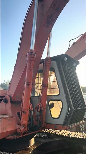 Hitachi EX270-1 chessis loading into 40ft container