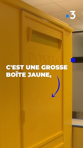 Des cabines d’essayage à La Poste ? 😱 C’est une grosse boîte jaune, sur le modèle des boîtes aux lettres de la Poste. Elle est installée dans le bureau de Poste de Lannion à disposition des clients et des clientes qui ont passé des commandes par internet et veulent essayer petit pull ou joli pantalon avant de le ramener chez eux. La Poste dit vouloir faciliter la vie de ses clients. Les commerçants de la ville ont choisi d’en rire... un peu jaune forcément ! #bretagne #laposte #vetement #colis 