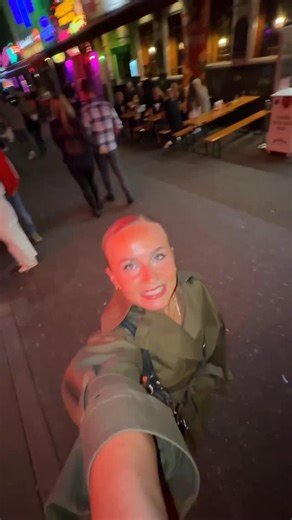 #hamburg - Erleben & Verlieben! on Instagram: "🎥 Reeperbahn: Mehr als nur Neon & Nachtleben. Wusstest du, dass Hamburgs berühmteste Meile als Seilerei begann – und heute voller Mythen, Musik & Kiezlegenden steckt? Von den Beatles im Kellerclub bis zur Davidwache und Dragqueen-Ikonen wie Olivia Jones – der Kiez erzählt Geschichte. ⚓ Zwischen Moralgrenzen, Glanz und Schatten: Willkommen auf der Reeperbahn. 📍Video jetzt ansehen & eintauchen in 400 Jahre St. Pauli!"