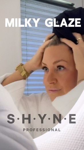 ULA FYNSK | BLOG4OVER40 on Instagram: "Anzeige / ✨ Mein neues Beauty-Geheimnis für luxuriöses Haar! ✨ Ich zeige euch heute, was sich in meinem kleinen Kühlschrank verbirgt – und nein, es ist kein Drink! 😉 Das ist der brandneue Milky Glaze Leave-in Conditioner von @shynenow. Und mal ehrlich, wie genial ist bitte dieses Packaging?! Ich bin total verliebt, denn er pflegt mein Haar intensiv, ohne es zu beschweren. Das Ergebnis? Unglaublich weiche, glänzende Haare, die fantastisch duften – wie frisc