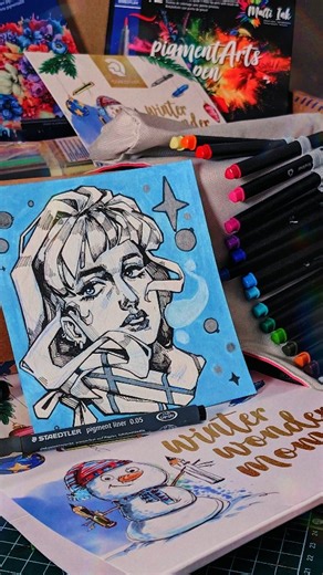 UnePetiteMarie on Instagram: "Et si Noël tenait dans une seule boîte ? 🎁 Pour ce STAEDTLER Winter Wonder Moment, j’avais envie de créer quelque chose de calme et lumineux. Un portrait d’hiver, comme une pause hors du temps, avec un peu de magie ✨ Pour cette création, j’ai utilisé le matériel créatif envoyé par @staedtler et @staedtler.france Et comme Noël, c’est aussi fait pour être partagé… 🎁 CONCOURS STAEDTLER STAEDTLER et moi-même avons aussi un cadeau pour vous ✨ Je vous propose de tenter 
