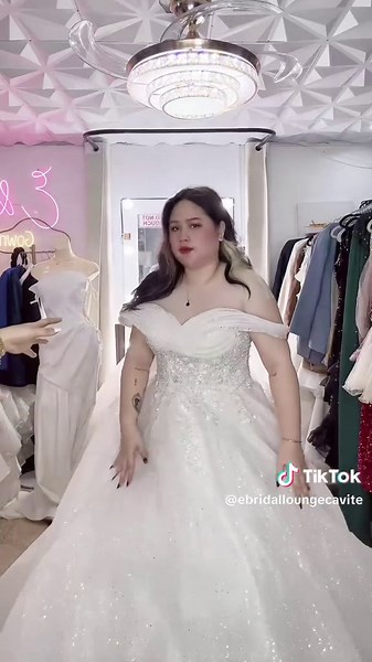 SOLD ON LIVE! 🥺♥️ Rare spread design wedding gown for plus size! 🫶🏻✨ #WeddingGown #BridalGown #PlusSizeWeddingGown