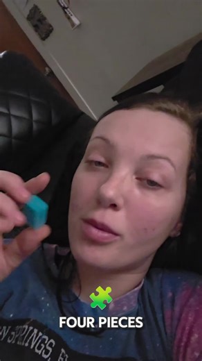 4 pieces of hubba bubba max sour blue raspberry bubbles 🫧