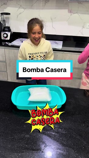 Hoy, les enseñamos a hacer una bomba casera. Con este experimento los niños aprenden cómo al mezclar una sustancia ácida (vinagre blanco) y un compuesto básico o alcalino (bicarbonato de sodio), ocurre una reacción química y se produce CO2!! Vamos a divertirnos y aprender 👩🏻‍🔬 Chikiciencia: ciencia divertida para toda la familia. #cumpleañosfeliz #ciencia #chikiciencia #Cienciadivertida #showdeciencia #experimentos #DiversiónFamiliar #talleres #talleresdeciencia #Chikiciencia #cienciaentiktok