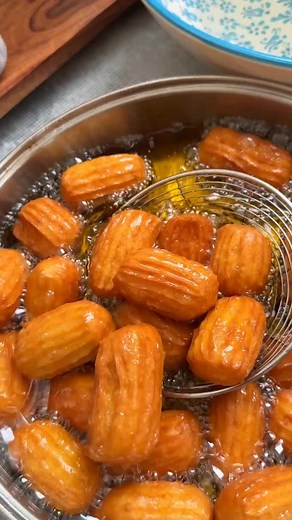 Nëse nuk i keni provuar tollumbat, është shumë e lehtë të pregatiten edhe në shtëpi Në këtë recetë kam shtuar vitam dhe nëse lexoni etiketën Vitam ka përbërës natyralë, të pasur me omega 3 dhe vitamina A, E, D Si fillim pregatitet shërbeti pasi tollumbat sic janë të ngrohtë duhet të zhyten në shërberin e ftohtë! Për shërbetin: 350 ml ujë 400 g sheqer 1 lugë gjelle lëng limoni Pak vanilje Pak lëkurë limoni Ziejmë në zjarr rreth 10 min dhe e lemë të ftohen Për brumin e tollumbave: 300 ml ujë 1 lug