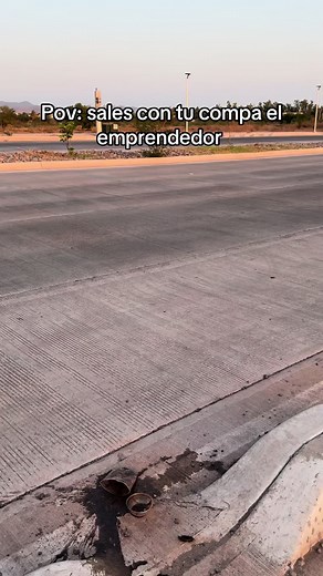 Pov: sales con tu compa el emprendedor 🤣 Instagram: compaoso_hats . #viral #emprendedor #reventa #gorras #hats