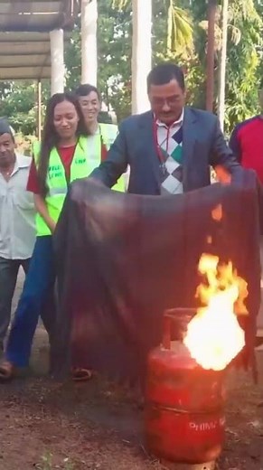 how to use the smothering method properly to extinguish fire