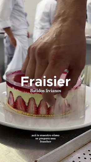 Fraisier o torta de fresas 🍓 Ingredientes bizcochuelo: 150g huevo 90g azucar 90g harina de trigo Crema mousseline: 500g leche 75g huevo 200g azucar 50g fecula de maiz 250g de mantequilla (125g para brillar, 125g agregandola en la batidora) 20g de lasta de pistacho #CapCut #delicias #pasteleria #pasteleria #paratii #torta #fresas #fraisier #asthetic #fotos #videos