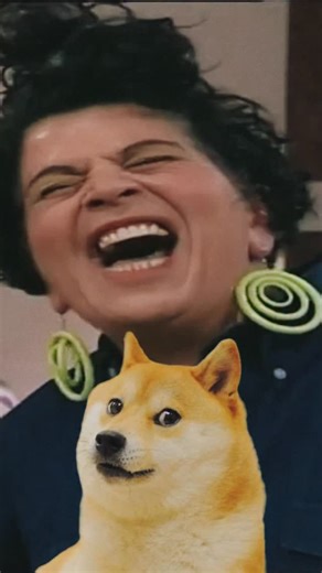 DJ Pro. on Instagram: "Φανταστείτε πόσοι κύκλοι, πόσες σεζόν είχαν «Οι Βουράτε Γειτόνοι» για να βρώ ακριβώς αυτήν την σκηνή 🎬 Άξιζε τον κόπο? ΒΑΘΟΥΛΛΑ 🫡✍🏻 Ποιό είναι το πραγματικό της όνομα?"