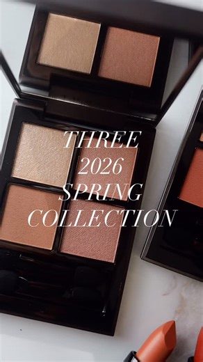 あやんぬ | コスメ分析家 on Instagram: "THREE 2026年春の新作コレクションレビュー🌿 ⸻———————— #THREE ⁡ #スターゲージングアイシャドウクアッド 新2種/7,480円 09:FLOWER SPACE 10:GARDEN SPACE ⁡ #ドリームオンアリューリングリップスティック 新2色/4,400円 07:ALMOND TEA 08:RED TEA ⁡ #セイクリッドスペースフェイスパウダー 限定1種/7,480円 ⁡ 2026年1月1日発売 ⸻———————— THREEの2026年は、纏う空気感で春らしさを演出するアイテムが勢揃い🌱 ⁡ サテン・メタリック・マット・カラーヴェール4つの質感を組み合わせたアイシャドウパレットからは新2色が登場！ ⁡ 09:FLOWER SPACE あたたかく春らしい色みを楽しめるコーラル〜レッド系のパレット。おすすめはイエローベースの方。（bright.warm.strong） たっぷりの大粒パールが煌めく多幸感たっぷりの仕上がりに。これ、めーちゃくちゃ可愛いです🥹 ⁡ 10