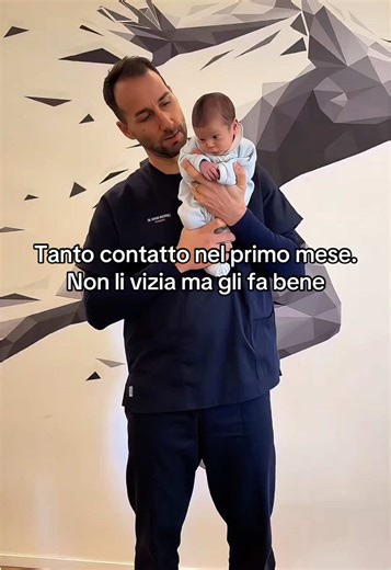 Nel primo mese (e in realtà in tutto il primo anno) i bambini non si “viziano” se tenuti in braccio. Il contatto fisico è una necessità naturale e fisiologica, non un capriccio. Attraverso il contatto il neonato: \t•\tregola la temperatura corporea e il battito cardiaco \t•\tsi calma più facilmente e piange meno \t•\tsi sente al sicuro (sviluppo dell’attaccamento) \t•\tfavorisce lo sviluppo neurologico ed emotivo @dr.davidemichienziosteopata #osteopatia #osteopatiapediatrica #contatto #famiglia 