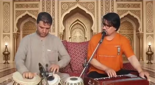 آواز خوان: رامین مری طبله نواز: پرویز مری آهنگ پسته فروش شعر و کمپوز این آهنگ زیبا و ماندگار از زنده یاد استاد غلام علی (امید) هنرمند چندین بعدی رسام، نقاش، درامه نویس، آهنگساز،شاعر، ممثل و سناریست است. دوستان ارجمند لطفن برای حمایت بیشتر به این هنرمندان لطفن به کانال یوتیوب شان رفته توسط لایک و کامنت به انگلیسی کار شان را قدر کنید Link youtu.be https://youtu.be/XaEkEtN6Ybg?si=RgYA3x0FbxYRQ4jM | آهنگ هاى مجلسى افغانى Afghan live songs