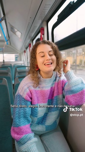 Para a Ana, o Porto faz-se de caminhos. De ruas que sobem, de pontes que ligam, de pessoas que nunca param. Todos os dias, há alguém a ir. E a voltar. E há um autocarro que leva. A STCP está lá, está sempre lá. E mantém o Porto em movimento. Porque não é só ir… é fazer parte do caminho! 🎄♥️ Mercados de Natal e as respetivas linhas 😊: 🎄 𝐏𝐨𝐫𝐭𝐨, 𝐧𝐚 𝐂𝐨𝐫𝐝𝐨𝐚𝐫𝐢𝐚: 200 · 201 · 207 · 208 · 300 · 301 · 302 · 303 · 305 · 501 · 507 · 601 · 602 · 703 · 801 · 900 🎄 𝐕𝐢𝐥𝐚 𝐍𝐨𝐯𝐚 𝐝𝐞 𝐆