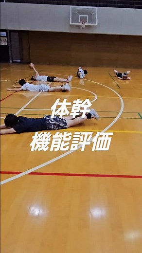 スポーツトレーナー丨熊本 on Instagram: "【簡単そうに見えてできない】 ローリングと呼ばれる四肢と協調した体幹のインナーマッスルの活動が求められる動きになります ただの寝返り動作ですが、多くの人ができなくなっているのでやってみて下さい 腰を大きく反らせて行うのはのはNG。動作後腰に疲労感がある場合は腰を反らせて動作を代償している可能性があります @ryosuke.task #トレーニング #身体操作 #ファンクショナルトレーニング #筋トレ #体幹トレーニング #gtkm24"