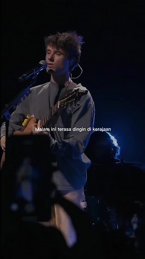 Alec Benjamin's Let Me Down Slowly Live Guitar Performance