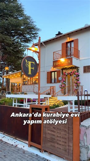 Tadım Ankara on Instagram: "Ankara’da hayalinizdeki kurabiye evini yapabileceğiniz o atölyeye katılıyoruz @finestra_cafe 🍪🏠 işbirliği Burası Ümitköy’de bulunan Finestra. Kurabiyelerin hazırlık ve pişirme aşamalarını yakından görebileceğiniz, oldukça keyifli bir etkinlik. Ardından size verilen malzemelerle hayalinizdeki kurabiye evini tasarlamaya başlıyorsunuz. Etkinliğe ister tek başınıza ister arkadaşlarınızla birlikte katılabilirsiniz. Atölye sonunda hazırladığınız kurabiye evi bu şekilde pa