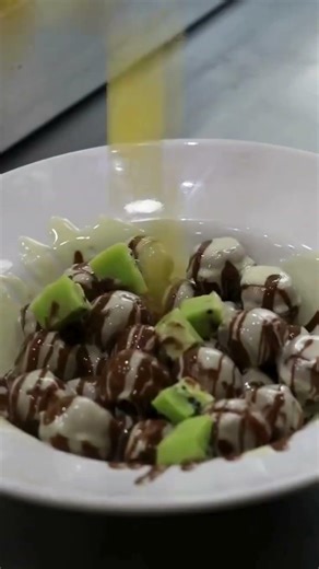 NEW TREND: WAFFLE BOWL | chocolate, fruit | #icecream #waffle #bubblewaffle #chocolate #dessert