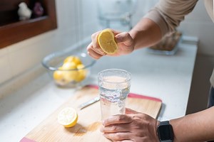 Água com limão: o que acontece com o corpo se tomar diariamente