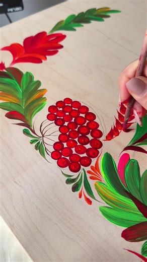 Paint with me! Here I’m painting flowers and berries into shape of letter E. I used my fingers to paint berries and special brushes made of cat hair for small detail. It’s unique Ukrainian folk art technique Petrykivka. #paintingprocess #howtopaint #petrykivka #lettering #folkart Video by @ZAHARCHIK