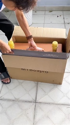 3.6K views · 14 reactions |  LOA XÁCH TAY KARAOKE V89PRO – NHỎ GỌN MÀ “HÁT LỚN”!   Có micro không dây – Bluetooth cực nhạy – Pin dùng cả ngày! | manhtiengiasi.com | Facebook