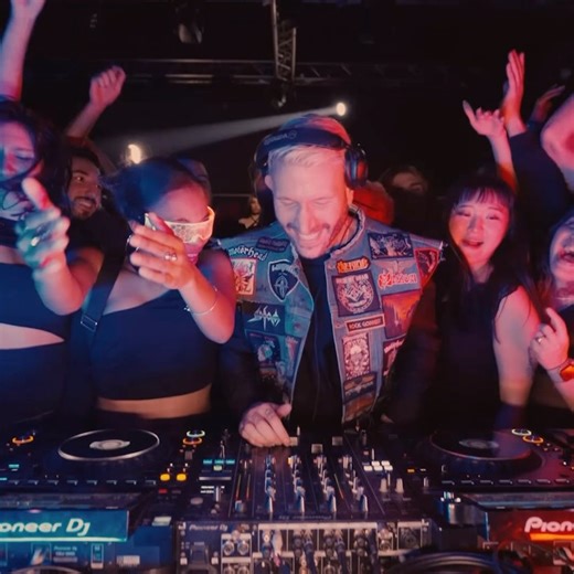 268K views · 241 reactions | Like and comment HOUSE and we’ll DM you the full version before it drops officially this Friday  This year we are on a mission to bring back (future) house music 烙! #RememberMe | Don Diablo | Facebook