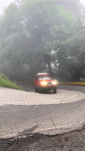 Toyota Hilux 4x4 en Autana: Puro Poder en Ocumare de la Costa 🔥