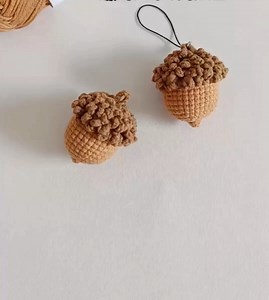 Crochet Tutorial: Easy Acorn Keychain | Quick & Beginner-Friendly Learn how to crochet this super cute acorn in just a few minutes! 🍂 Perfect for keychains, bag charms, or as a little fall decoration. This pattern is beginner-friendly and works up quickly—great for gifts or for selling at craft fairs. crochet acorn, crochet tutorial, easy crochet acorn, beginner crochet pattern, DIY crochet, amigurumi acorn, crochet keychain, fall crochet projects, quick crochet, crochet for beginners #CrochetT