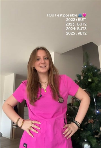 Un parcours fluide mais pas toujours facile.. et pourtant le résultat est là ! ✨ Aujourd’hui je peux enfin porter des ensembles de clinique, et honnêtement c’est difficile de faire mieux que @Happyblouse 🩷 Gros coup de cœur pour la collection Koi Solis : un tissu anti-poils, durable, une coupe canon et une couleur sublime. Clairement le cadeau parfait pour les fêtes de fin d’année! Si ça vous tente, allez faire un tour sur leur site : –10 % avec le code MELLY10 🎄 #ecoleveterinaire #happyblouse